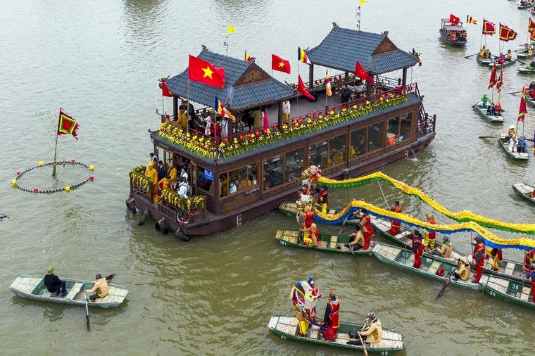 Over 200 boats join water procession ceremony in Tam Chuc pagoda